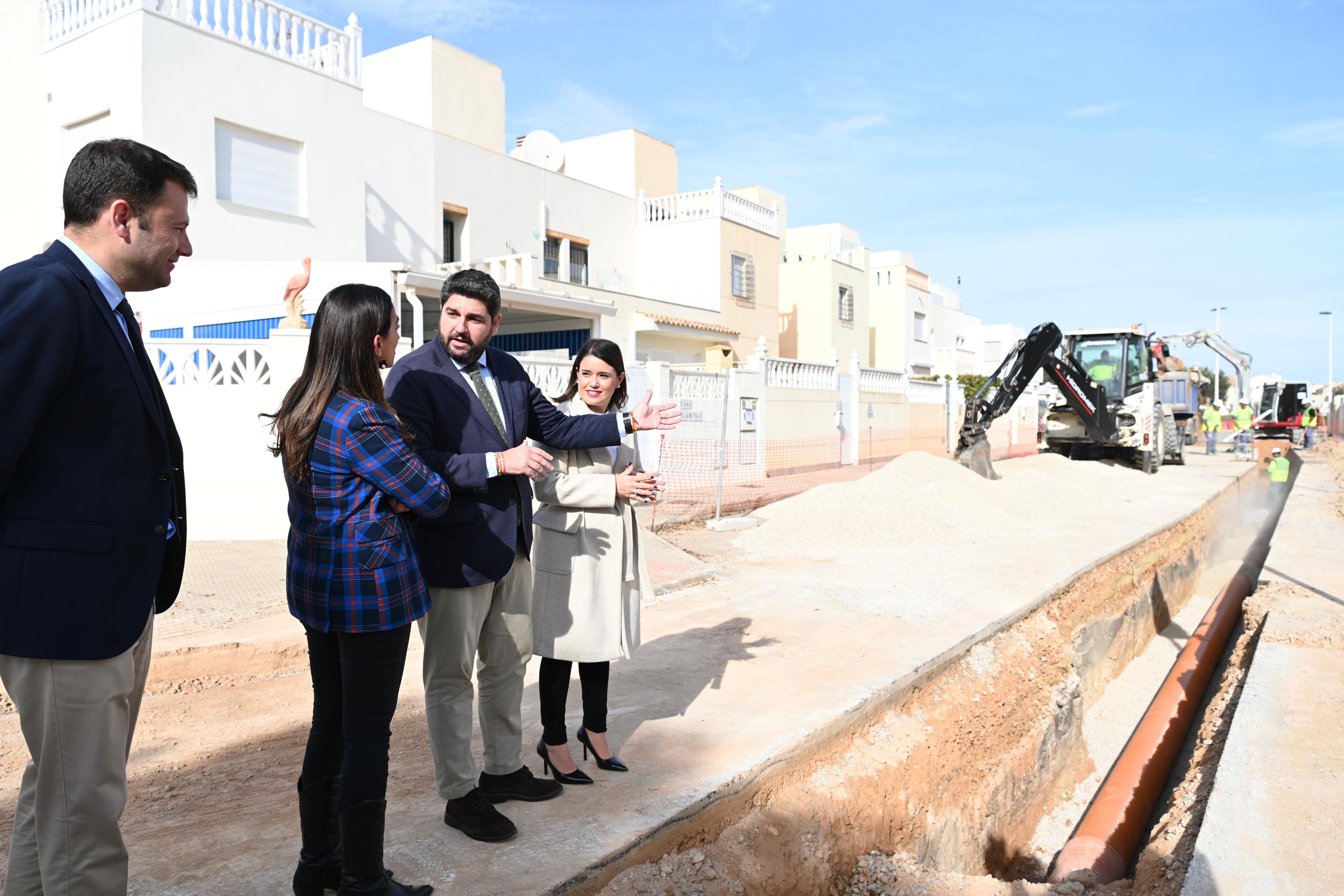 El presidente del Gobierno regional, Fernando López Miras visita las obras en la red de pluviales de El Mojón (San Pedro del Pinatar).