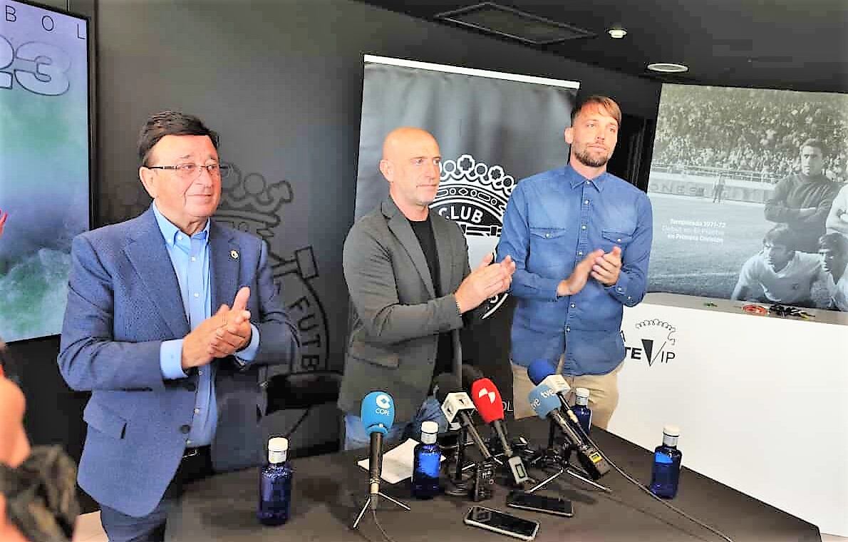 Rueda de prensa de despedida de Julián Calero -centro- acompañado por el presidente del Burgos CF, Rodrigo Santidrián, y el director deportivo del club blanquinegro, Miguel Pérez Cuesta 'Michu'. / Foto: Radio Castilla