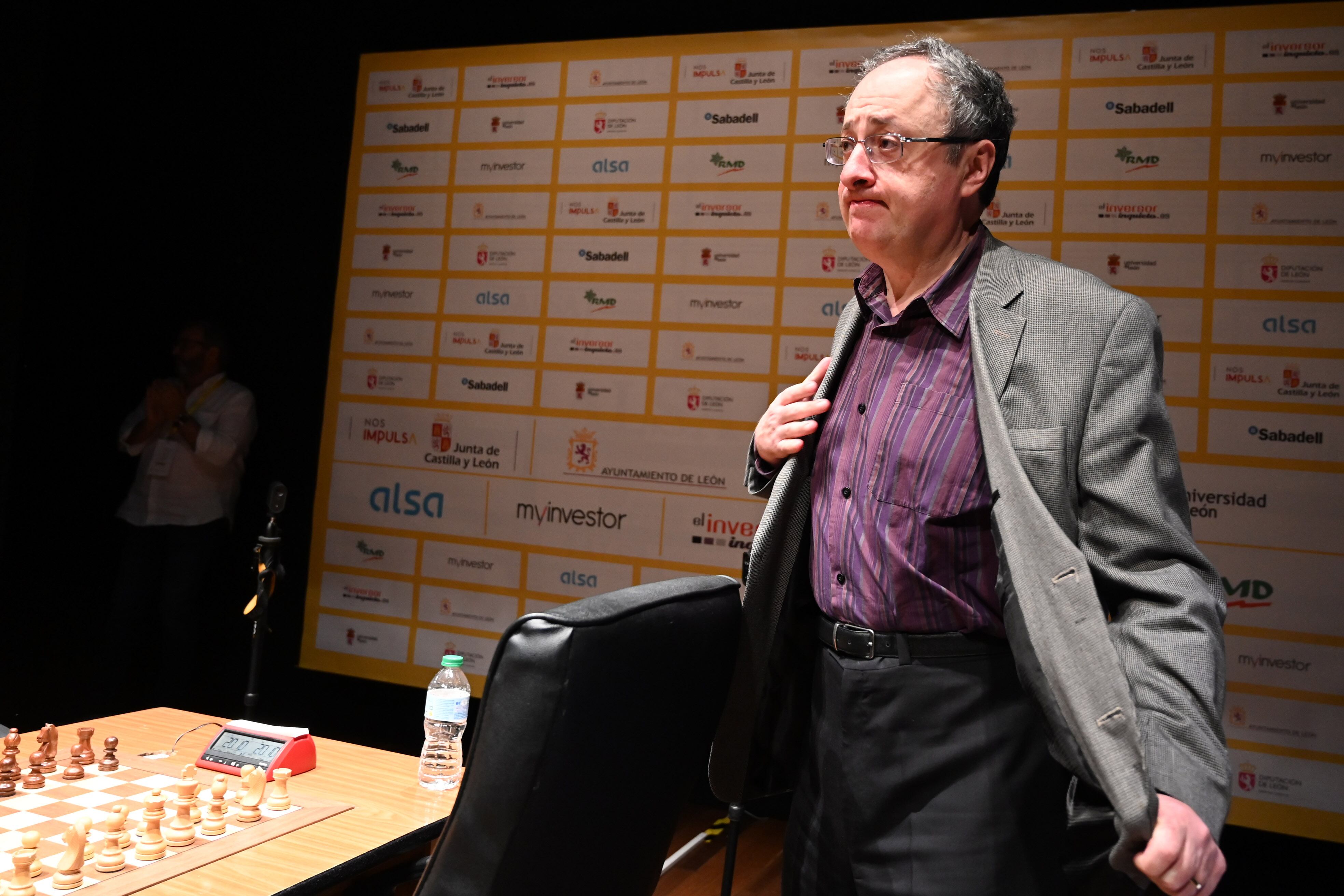 LEÓN, 10/07/2022.- El jugador israelí Boris Gelfand a su llegada este domingo a la final contra Viswathan Anand, durante el XXXV Torneo Magistral de Ajedrez Ciudad de León. EFE/ J. Casares
