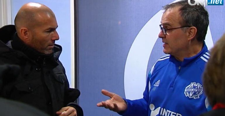 Zidane charla con Bielsa 