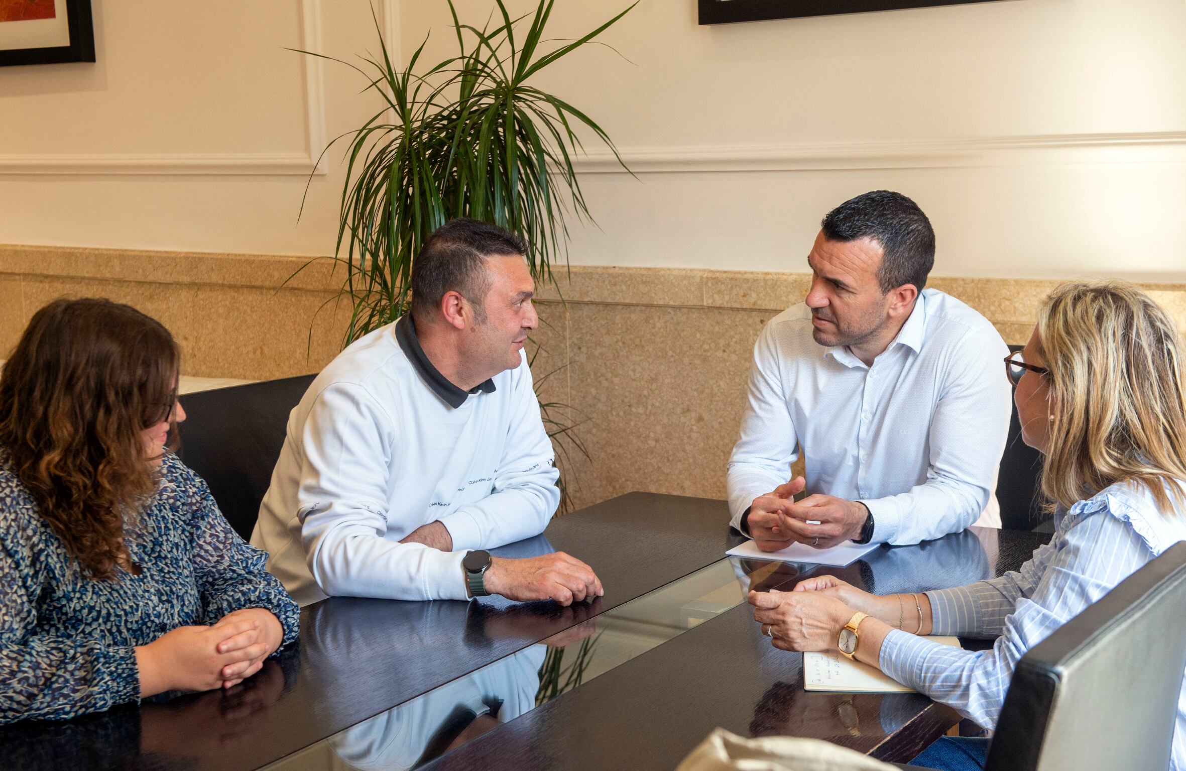 Mompó y el alcalde de Barxeta. Fuente: Radio Xàtiva Cadena SER