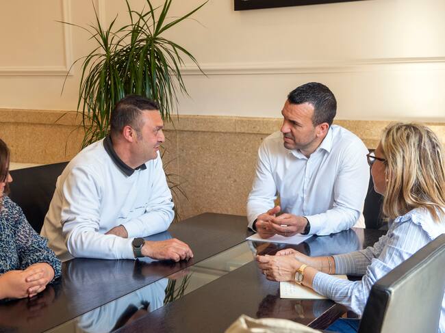 Mompó y el alcalde de Barxeta. Fuente: Radio Xàtiva Cadena SER