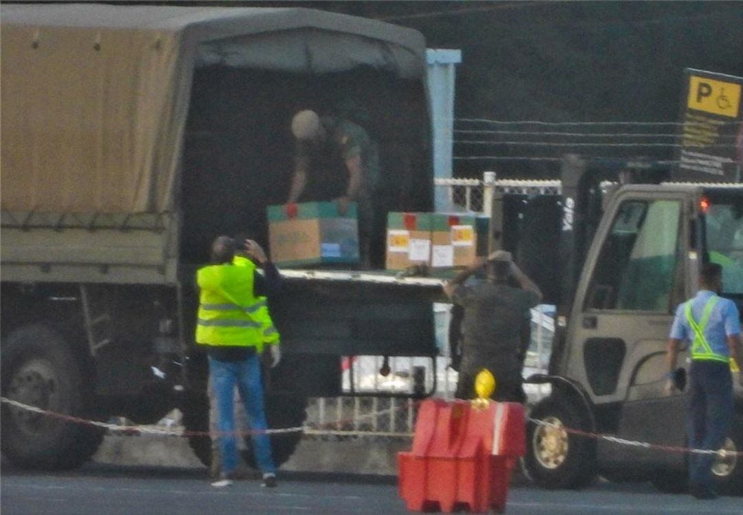 Llegan al aeropuerto Tenerife Norte - Los Rodeos las primeras vacunas de Pfiser que van a ser suministradas a partir de este domingo a residentes ingresados en Centros de Mayores de todo el Archipiélago y al personal que trabaja con ellos