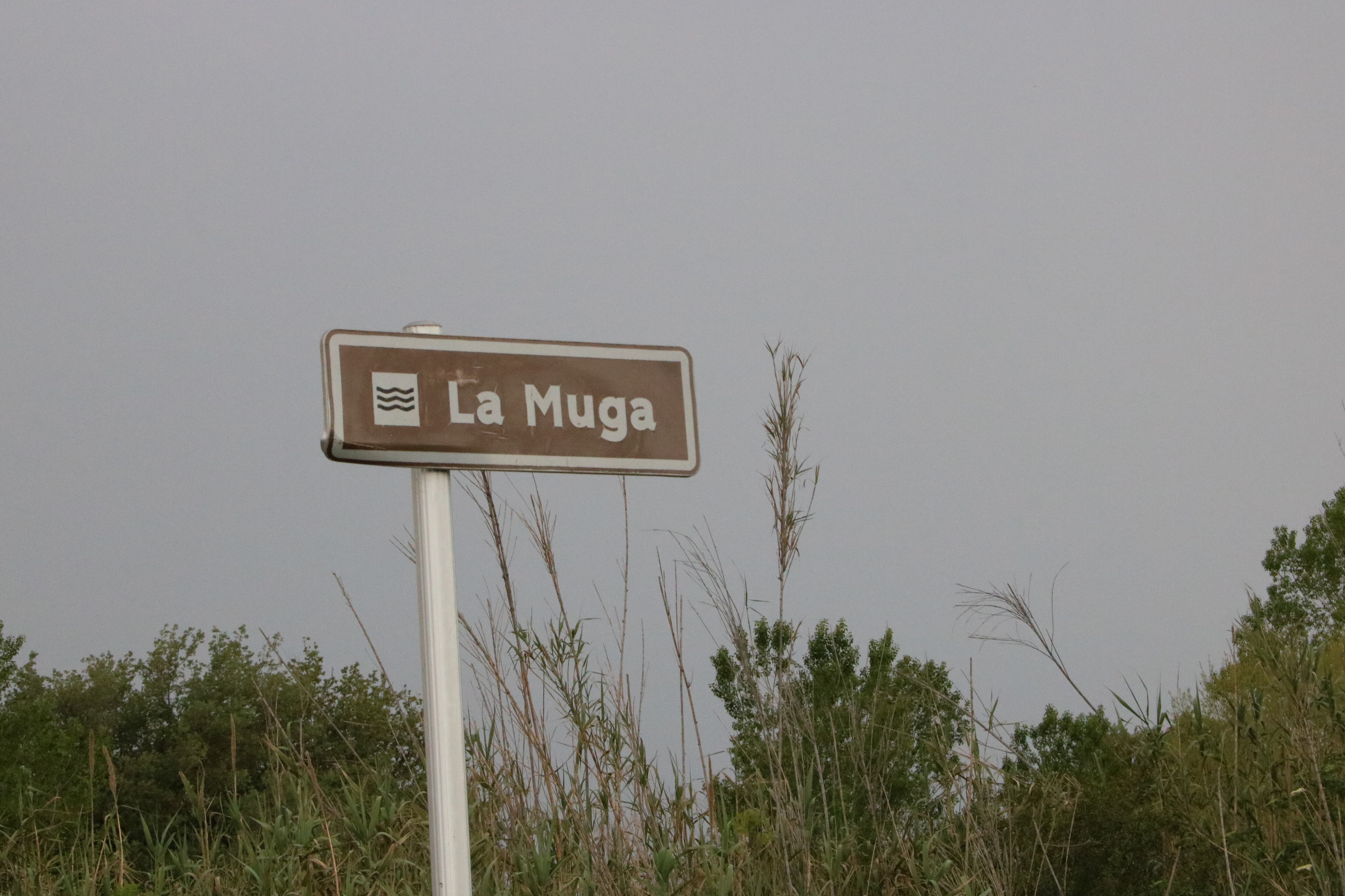 El cartell de La Muga al seu pas per Peralada.