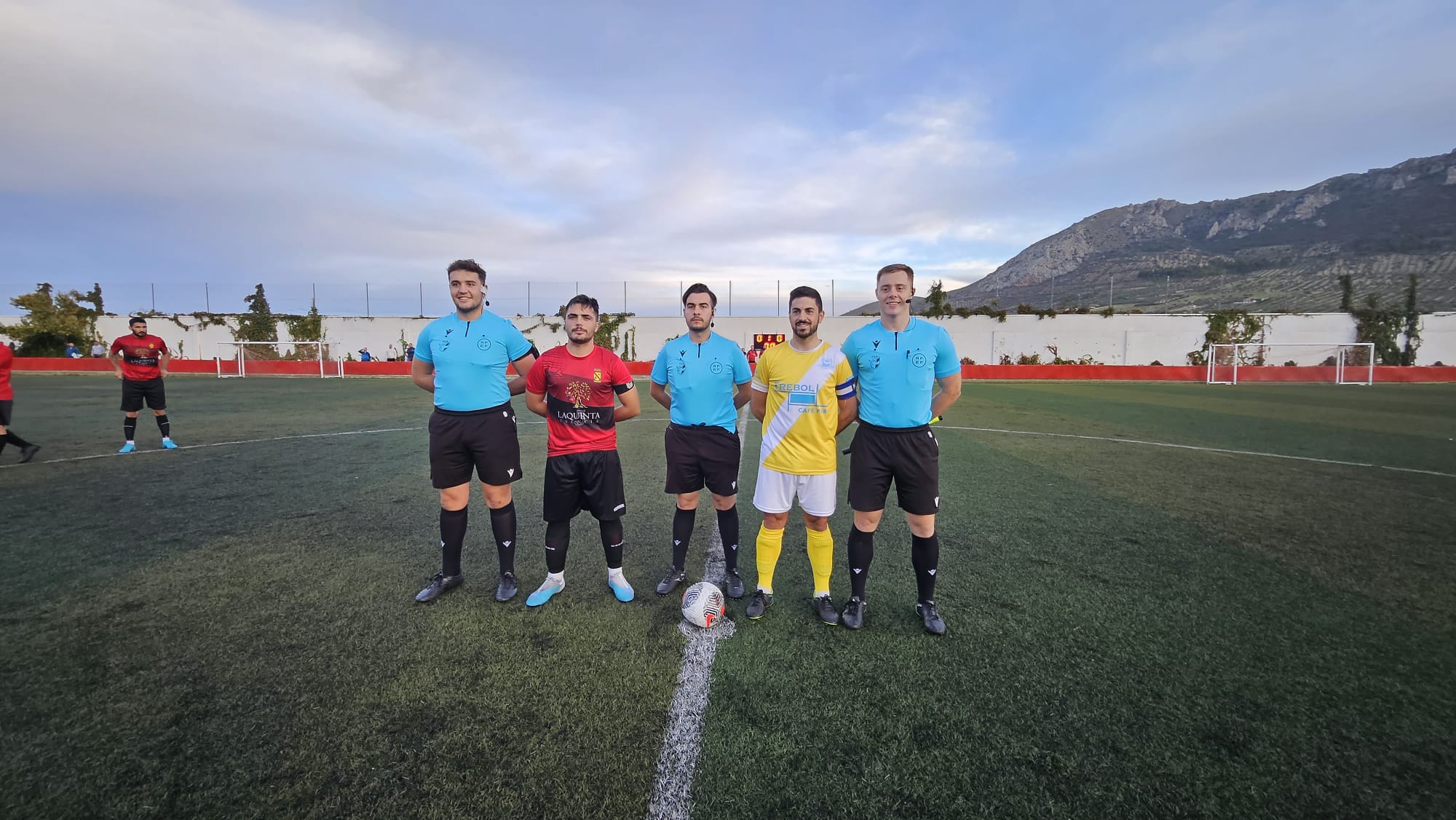 Trío arbitral y capitanes de Jódar C.F. y C.P. Huelma