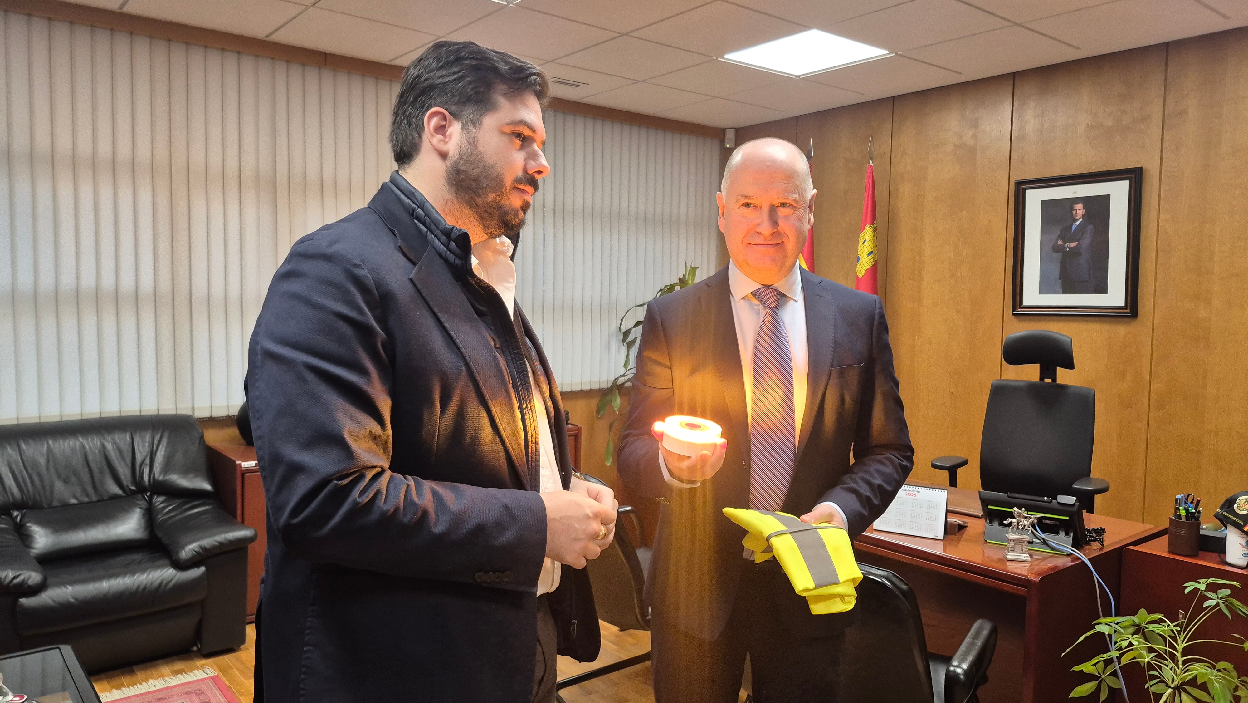 DGT recuerda la obligación de disponer de la baliza V-16 para señalizar averías y accidentes en carretera