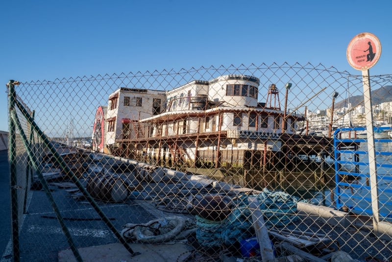 El barco está semihundido desde hace seis años