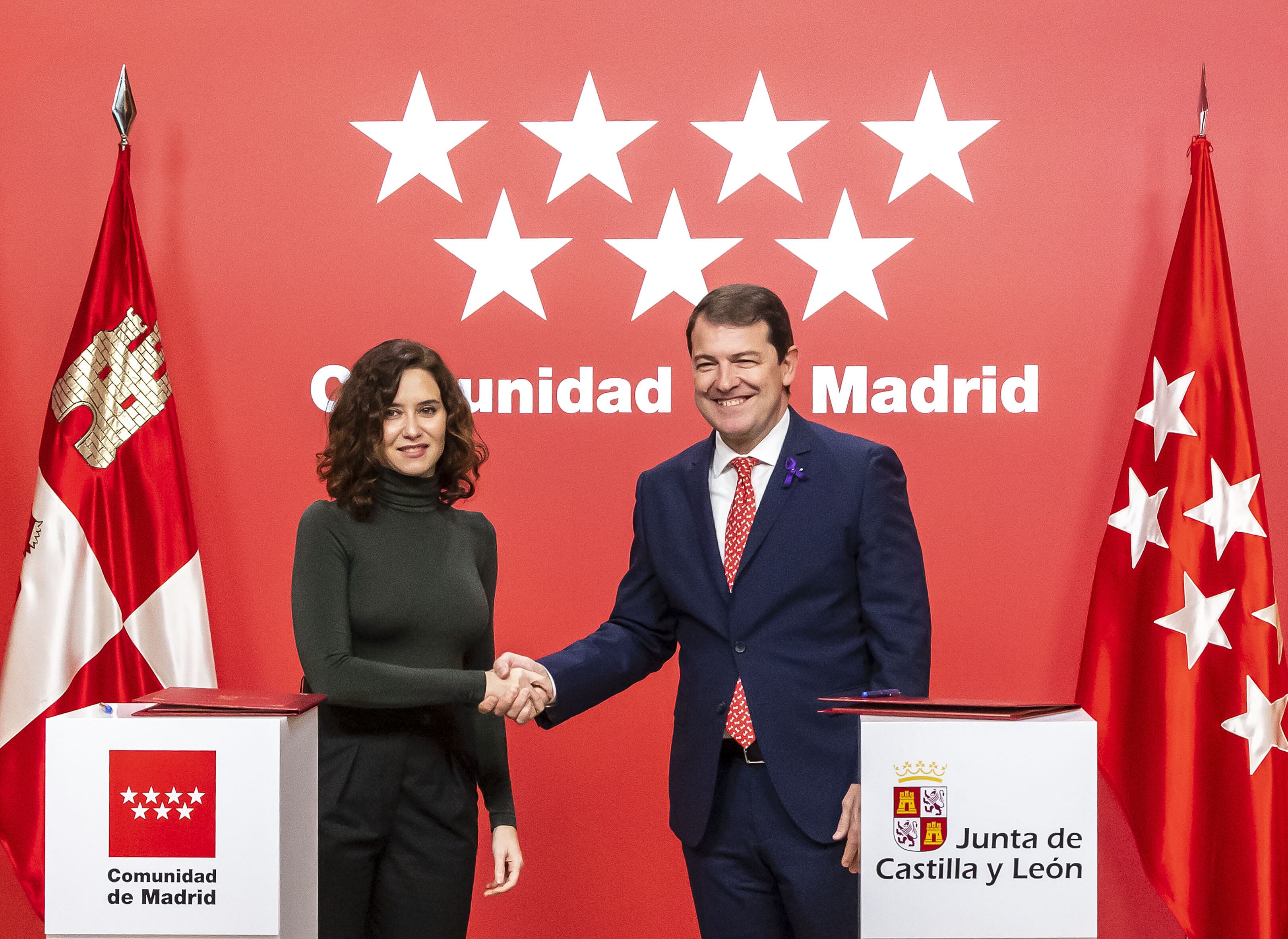 El presidente de la Junta de Castilla y León, Alfonso Fernández Mañueco, y la presidenta de la Comunidad de Madrid, Isabel Díaz Ayuso, han rubricado hoy un protocolo para reforzar la cooperación entre las dos comunidades