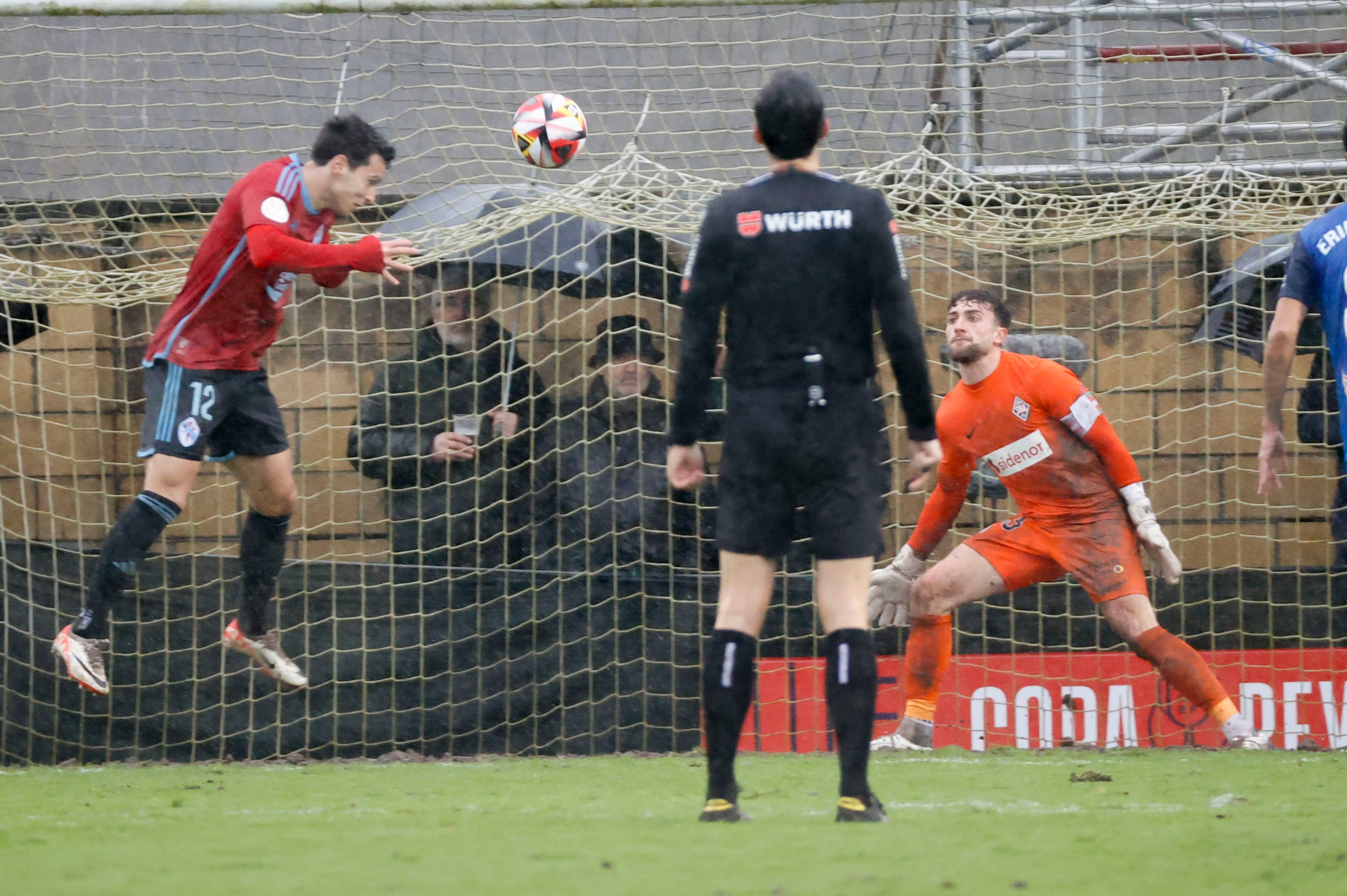 AMOREBIETA-ETXANO (VIZCAYA), 07/01/2024.- Anastasios Douvikas (i) delantero del Celta de Vigo anota un gol durante el partido de dieciseisavos de final de la Copa del Rey que disputan Amorebieta y Celta de Vigo este domingo en el Campo Municipal de Urritxe (Amorebieta). EFE/ Luis Tejido
