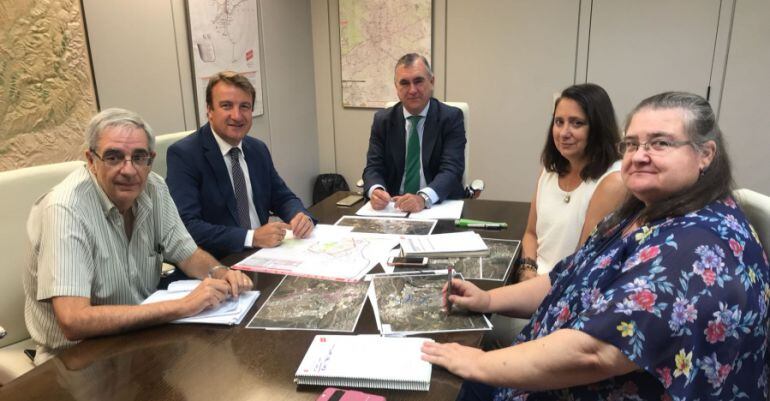 Alfonso Sánchez, director gerente del Consorcio Regional de Transporte junto a Jesús Moreno, alcalde de Tres Cantos