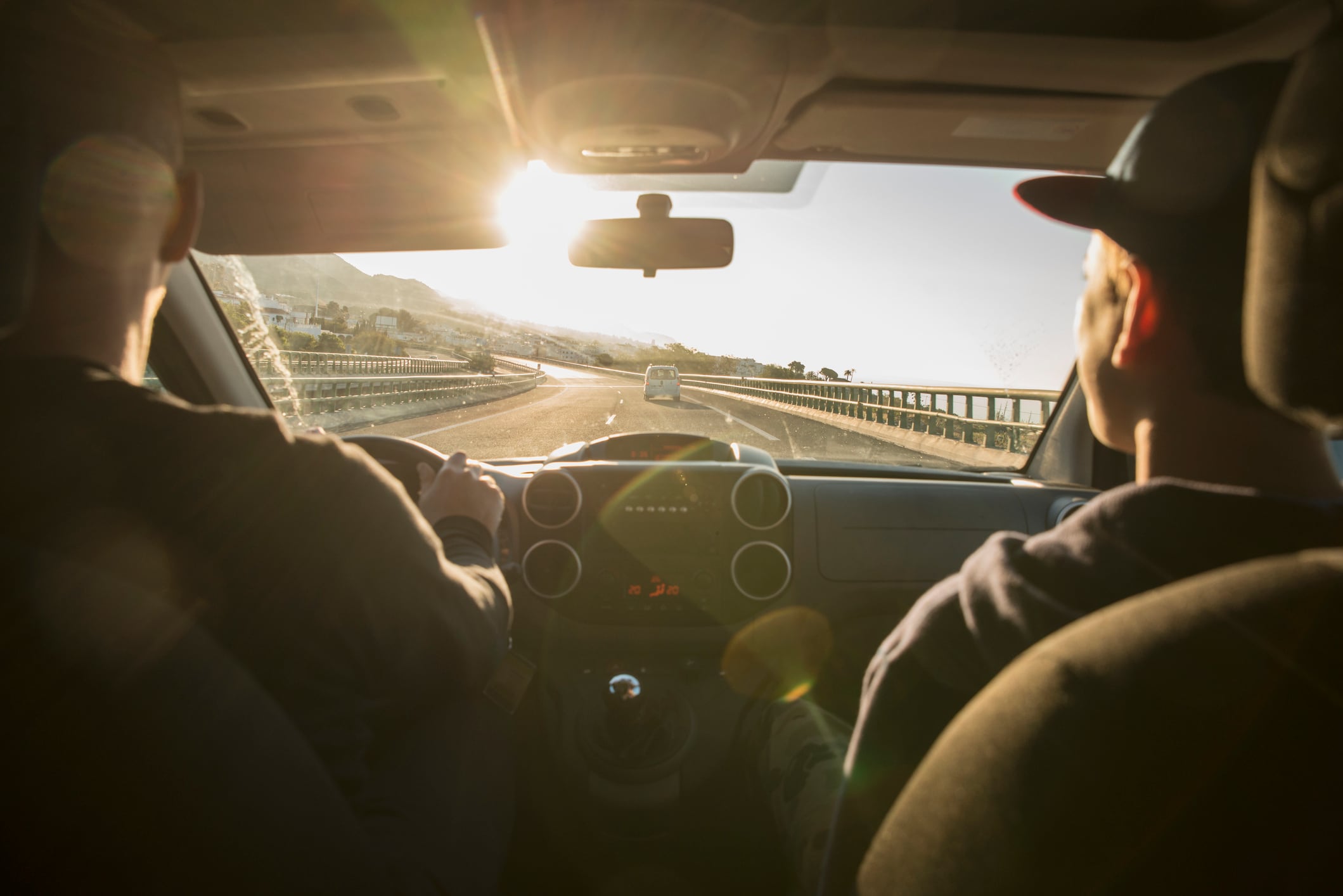 Varias personas en el interior de un coche.