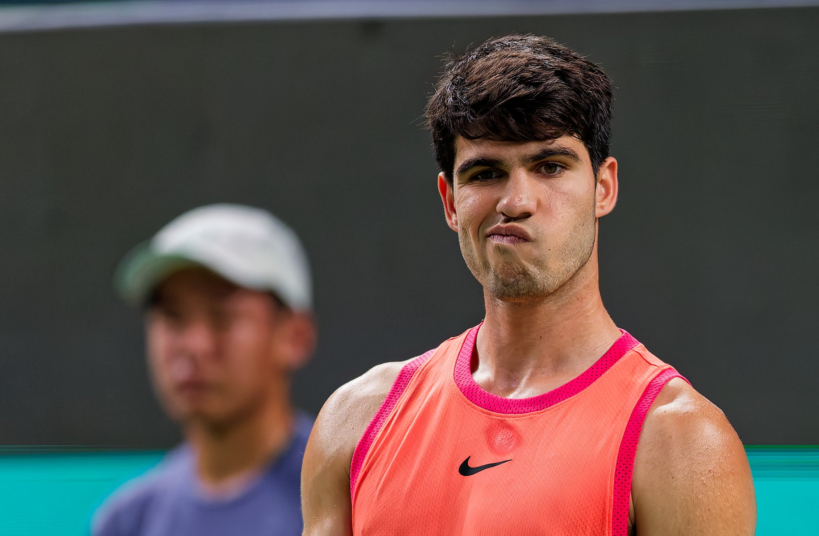 FOTODELDÍA Shanghai (China), 06/10/2024.- Carlos Alcaraz de España hace una mueca durante su partido de tercera ronda de individuales masculinos contra Yibing Wu de China en el torneo de tenis Shanghai Masters en Shanghai, China, el 6 de octubre de 2024. EFE/EPA/ALEX PLAVEVSKI
