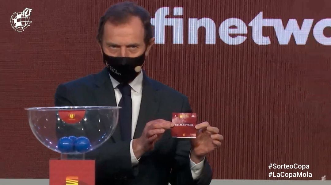 Emilio Butrageño muestra la papeleta con el nombre del CD Alcoyano