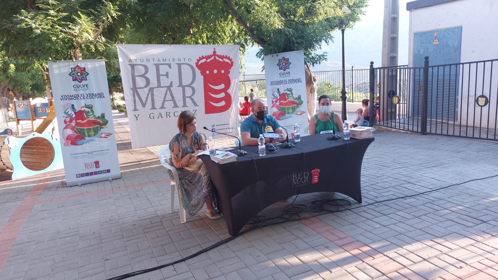 Momento de la presentación con el alcalde de Bedmar, Pablo Ruíz, (En el centro) y las concejalas de Cultura, Trini Torres, a la izquierda, y de Turismo, Isabel Troyano, a la derecha