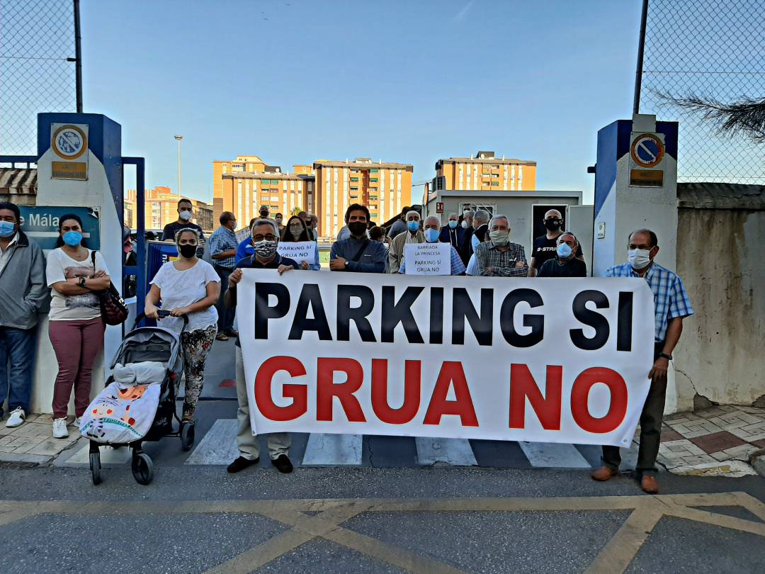 Vecinos de La Princesa junto al parking municipal