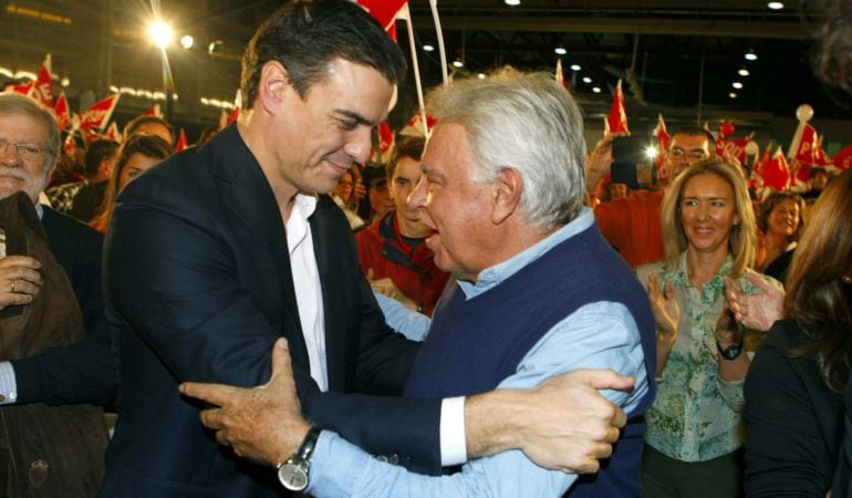 El secretario general del PSOE y candidato a la Presidencia del Gobierno, Pedro Sánchez, saluda al expresidente del Gobierno Felipe González.