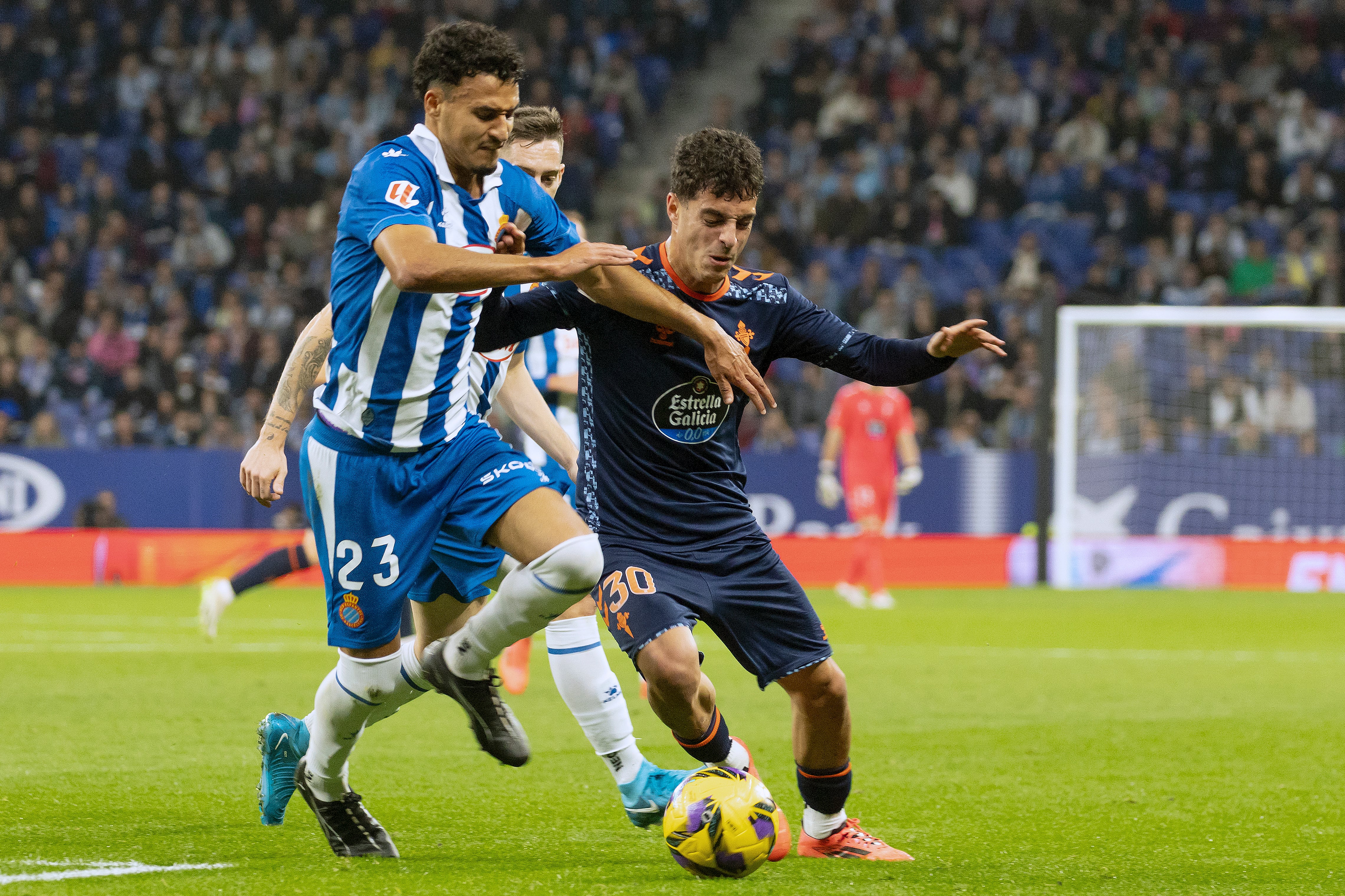 BARCELONA, 30/11/2024.- El lateral del Espanyol Omar El Hilali (i) pelea un balón ante Hugo Álvarez, del Celta, durante el partido de LaLiga que RCD Espanyol y Celta de Vigo disputan este sábado en el estadio de RCDE Stadium. en Barcelona. EFE/Marta Pérez
