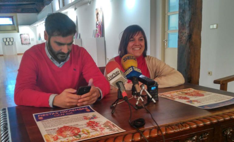 La alcaldesa de San Gil, Esther Sánchez, junto al concejal de distritos de Plasencia, David Dóniga.