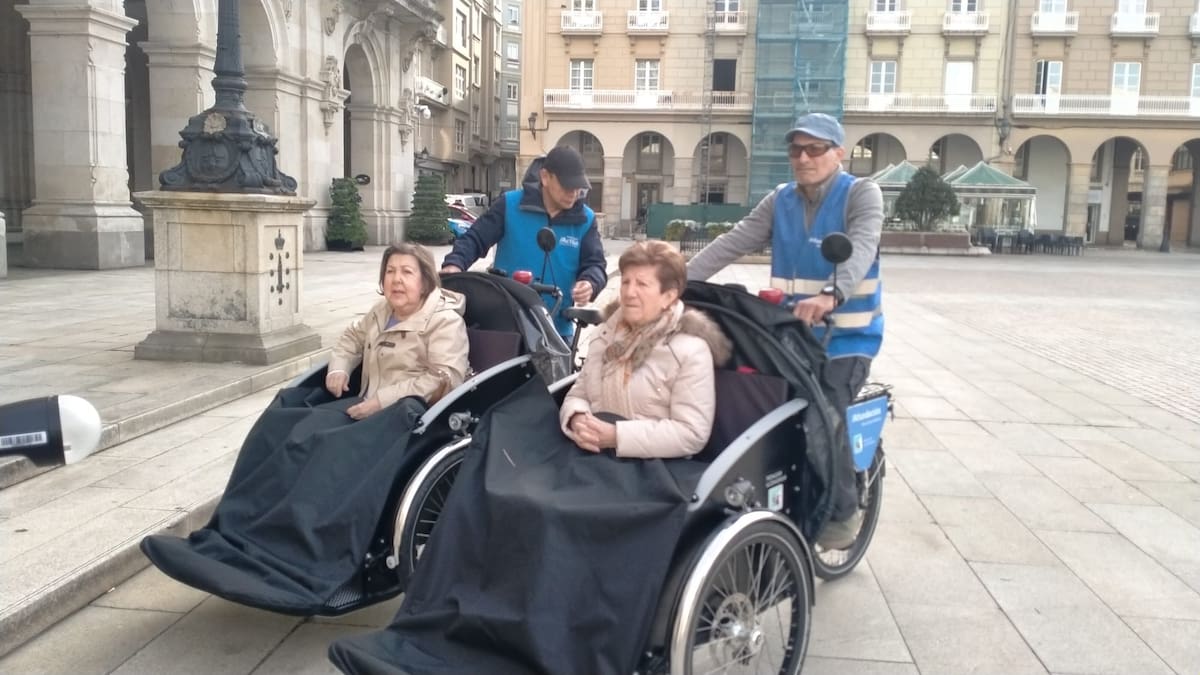 Paseo en triciclos para combatir la soledad de personas mayores