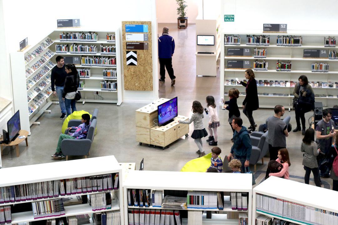 Imagen de una sala de Ubik, la biblioteca de creación de Tabakalera