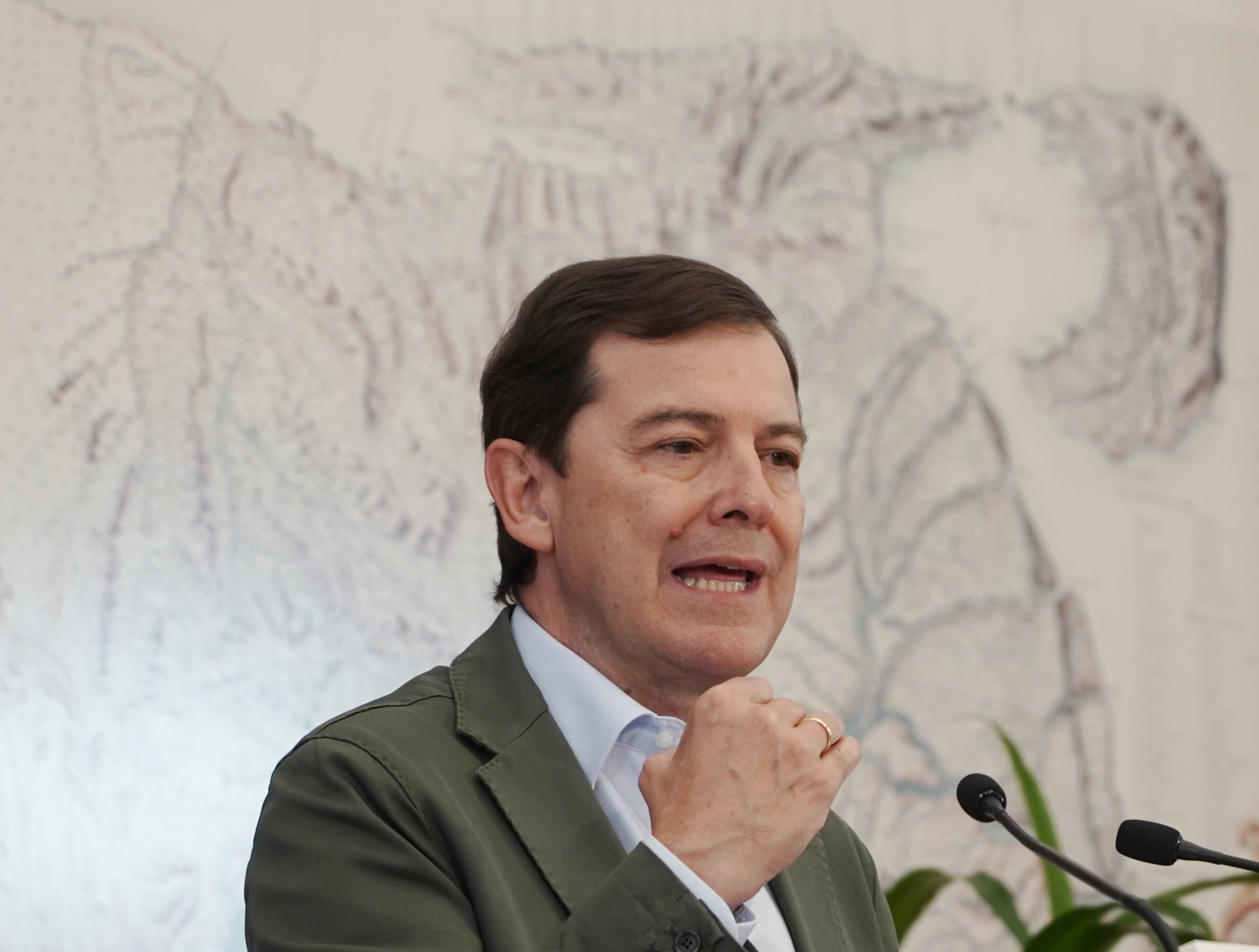 El presidente de la Junta de Castilla y León, Alfonso Fernández Mañueco, informa sobre las medidas de recuperación para las zonas afectadas por los incendios forestales aprobadas en Consejo de Gobierno extraordinario.