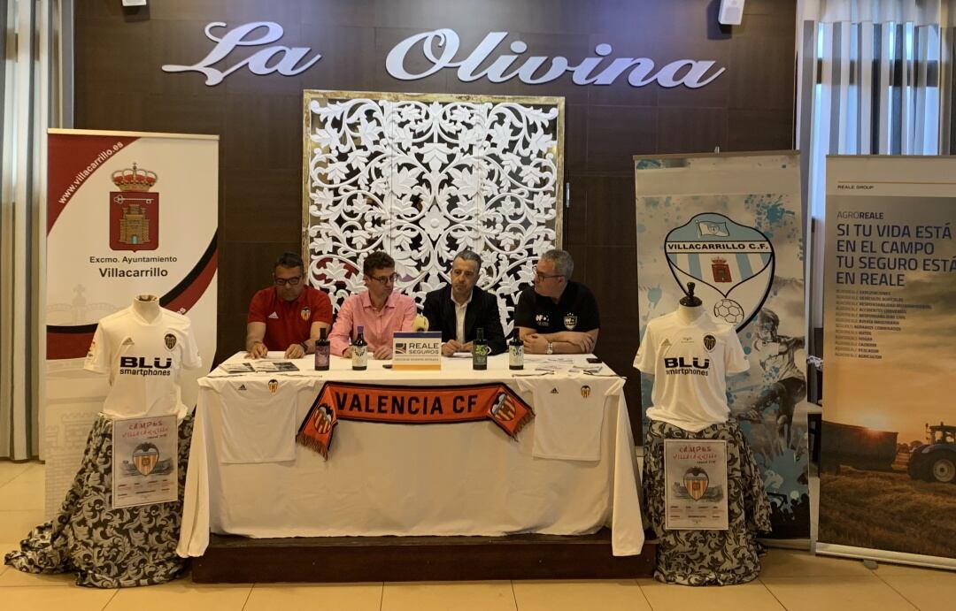 Acto de presentación en los Salones La Olivina de Villacarrillo. En la imagen, Mario Fernández, Francisco Miralles, Francisco José Martínez y José Maria Guzmán, este último gerente de Máster Fútbol, empresa encargada de la organización del evento.