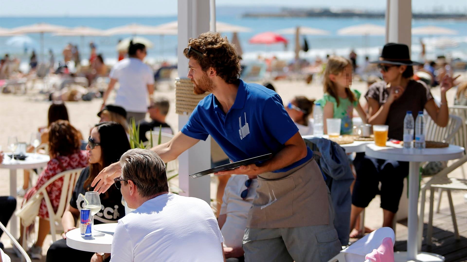 Terraza de un local en la playa del Postiguet en Alicante