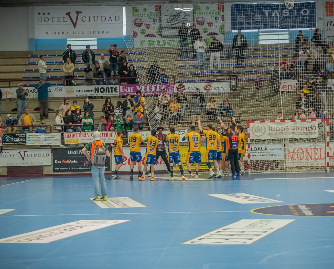 Los jugadores del Tubos Aranda tras un partido en el Príncipe de Asturias