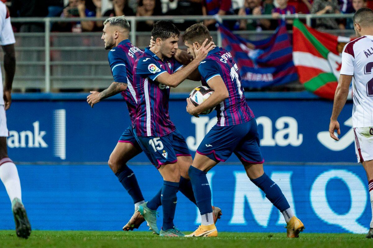 Los jugadores del Eibar celebran un tanto armero