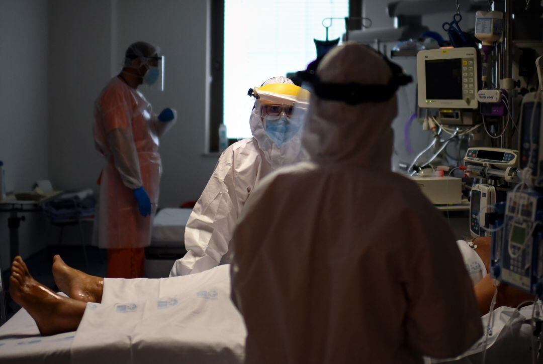 Un paciente de COVID-19 atendido por personal sanitario. 