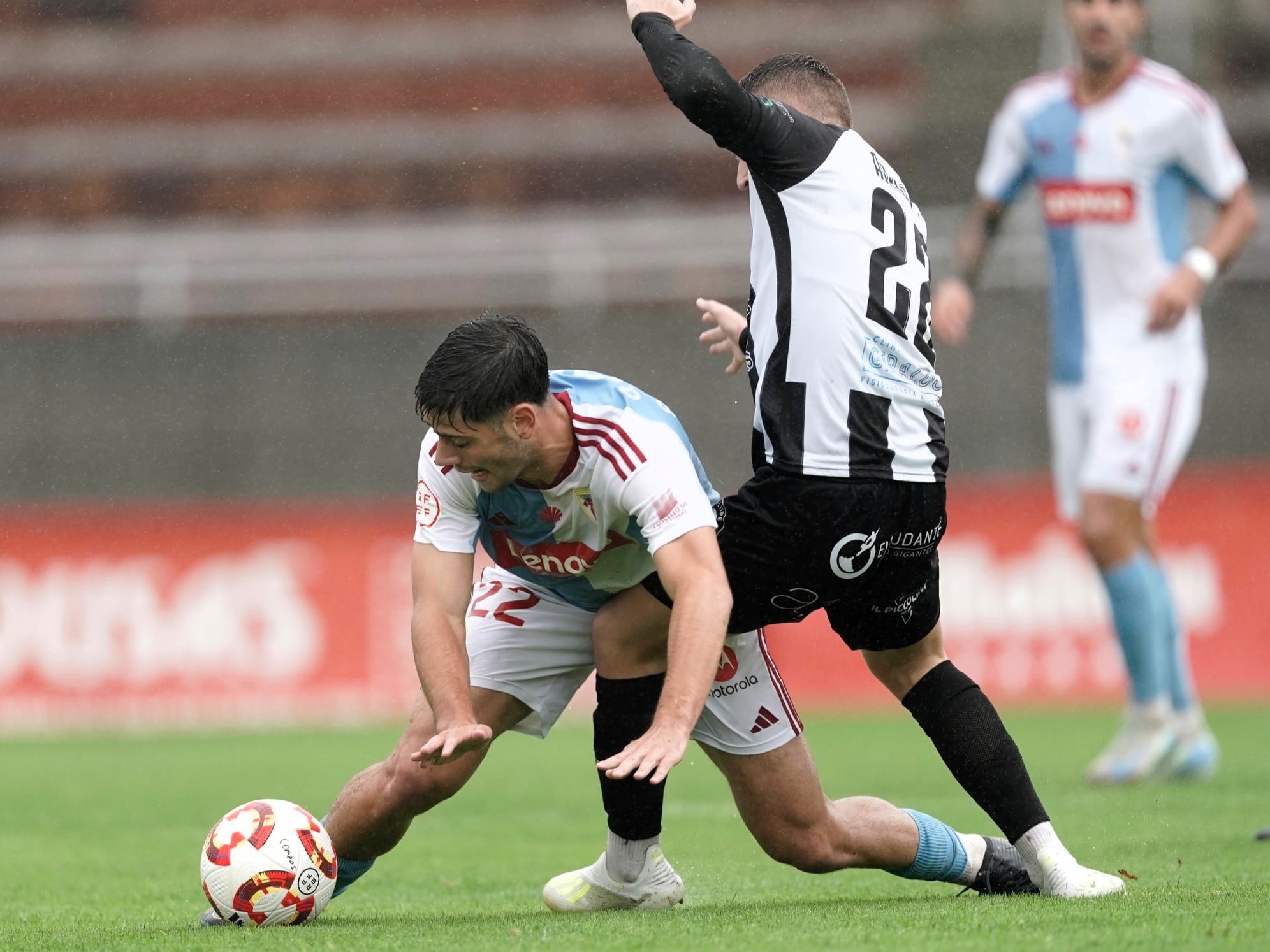 Santi de Prado intenta hacerse con el control del balón presionado por un jugador del Escobedo