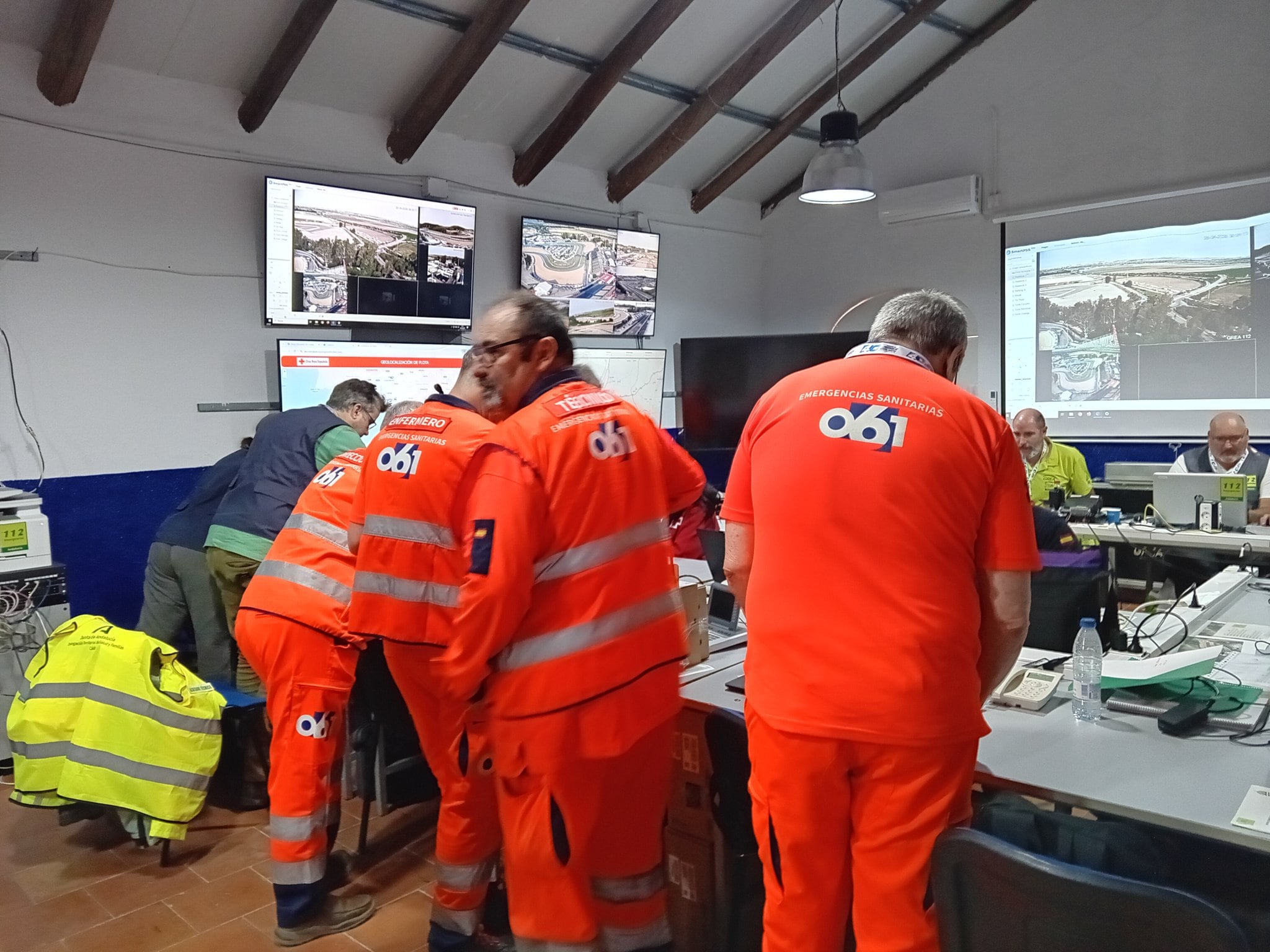 Personal del 112 en el Centro de mando situado en el Circuito de Jerez