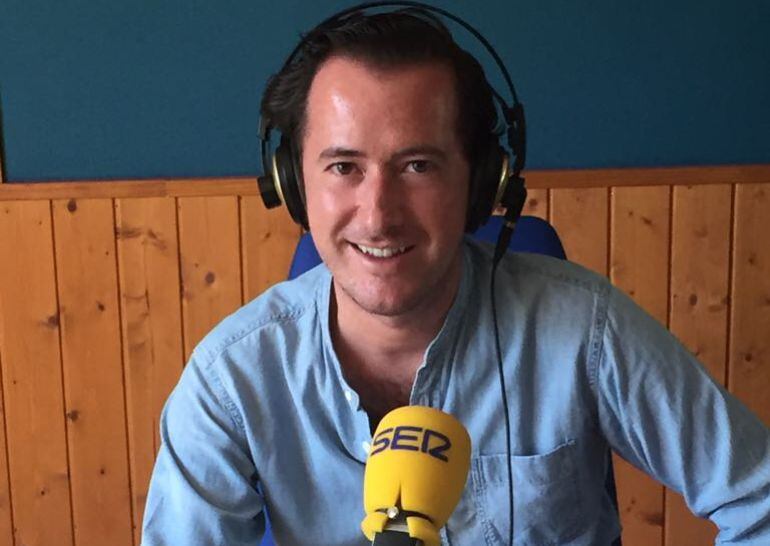 Alberto de Luna en los estudios de la Cadena SER en Cantabria.