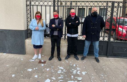 Representantes de Hostemur a las puertas de la Delegación del Gobierno de Murcia