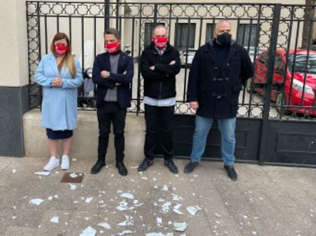 Representantes de Hostemur a las puertas de la Delegación del Gobierno de Murcia