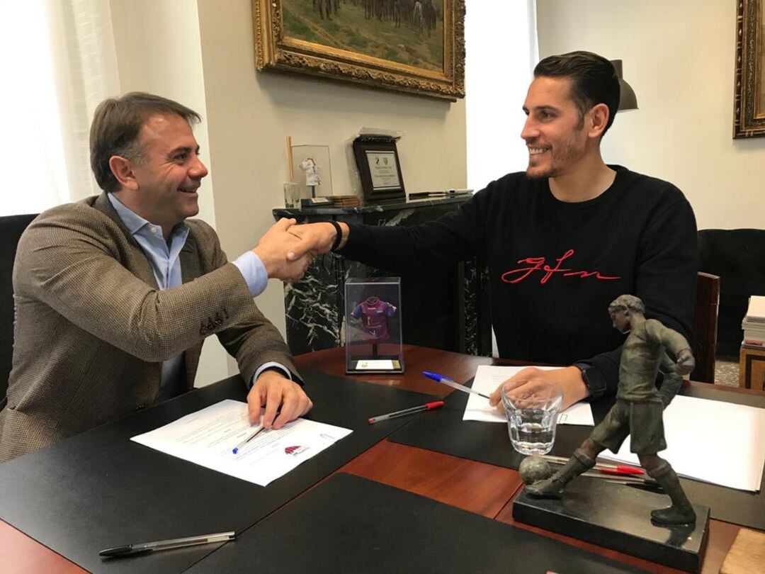 Álex Alegría firma su cesión con el Extremadura UD