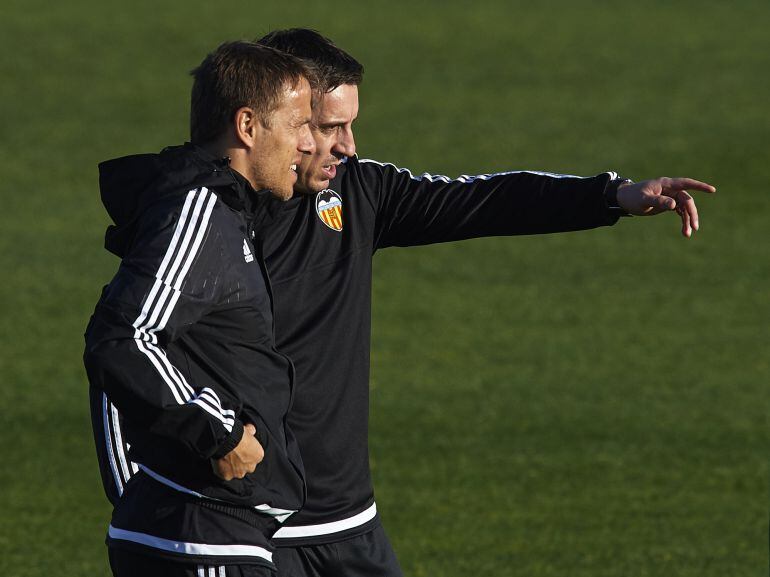 VALENCIA, SPAIN - DECEMBER 08:  Gary Neville (R) the new manager of Valencia CF talks to Valencia CF assistant Phil Neville during a training session ahead of Wednesday&#039;s UEFA Champions League Group H match against Olympique Lyonnais at Paterna Training Centre on December 08, 2015 in Valencia, Spain.  (Photo by Manuel Queimadelos Alonso.Getty Images)