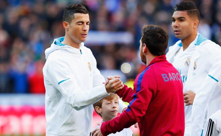 Cristiano Ronaldo y Messi se saludan