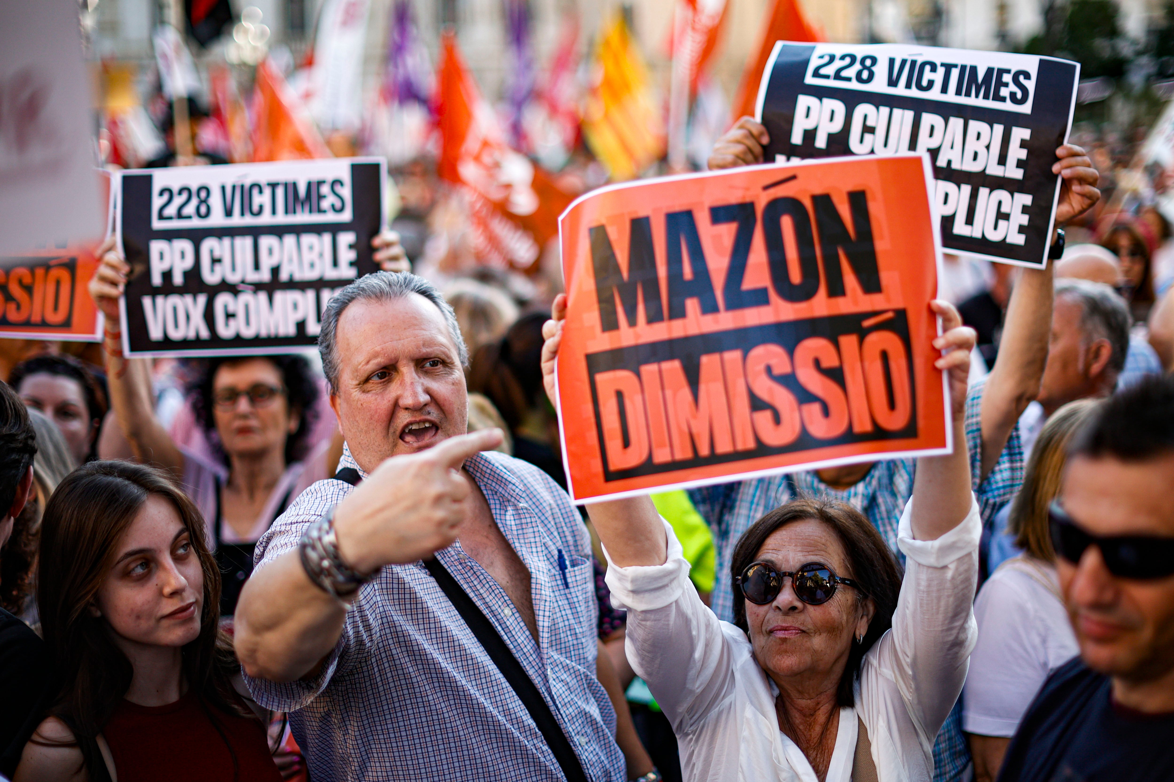 FOTODELDÍA GRAFCVA7839. VALÈNCIA, 29/05/2025.- La séptima manifestación para pedir la dimisión del president de la Generalitat, Carlos Mazón, por su gestión de la dana del 29 de octubre, convocada por más de 200 entidades cívicas, sociales y sindicales, junto con las asociaciones de víctimas de la dana y los comités locales de emergencia y reconstrucción, reclama, en el día en el que se cumplen siete meses de la tragedia, &quot;un trato digno para las personas afectadas, verdad y justicia&quot;. EFE/Biel Aliño
