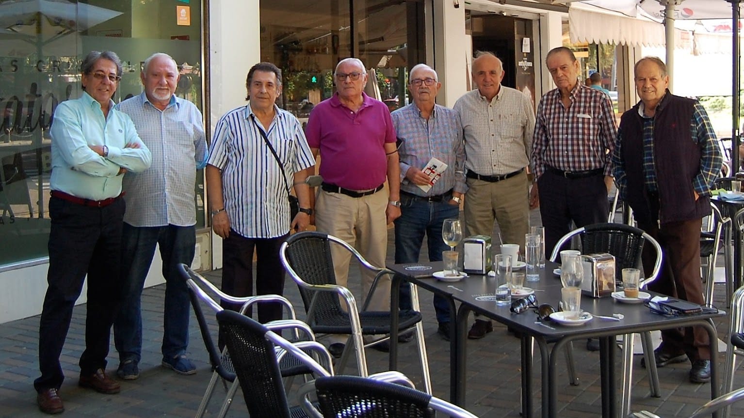 Rafael Sánchez González, (segundo por la derecha) junto con otros miembros de la tertulia Mucho Arte con los que se reunía cada jueves en la Avenida Barcelona