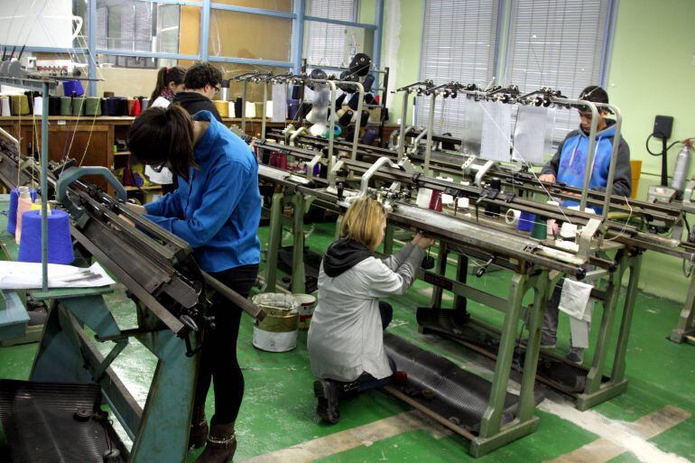 En la formació dual, els alumnes completen els estudis amb pràctiques remunerades a les empreses.