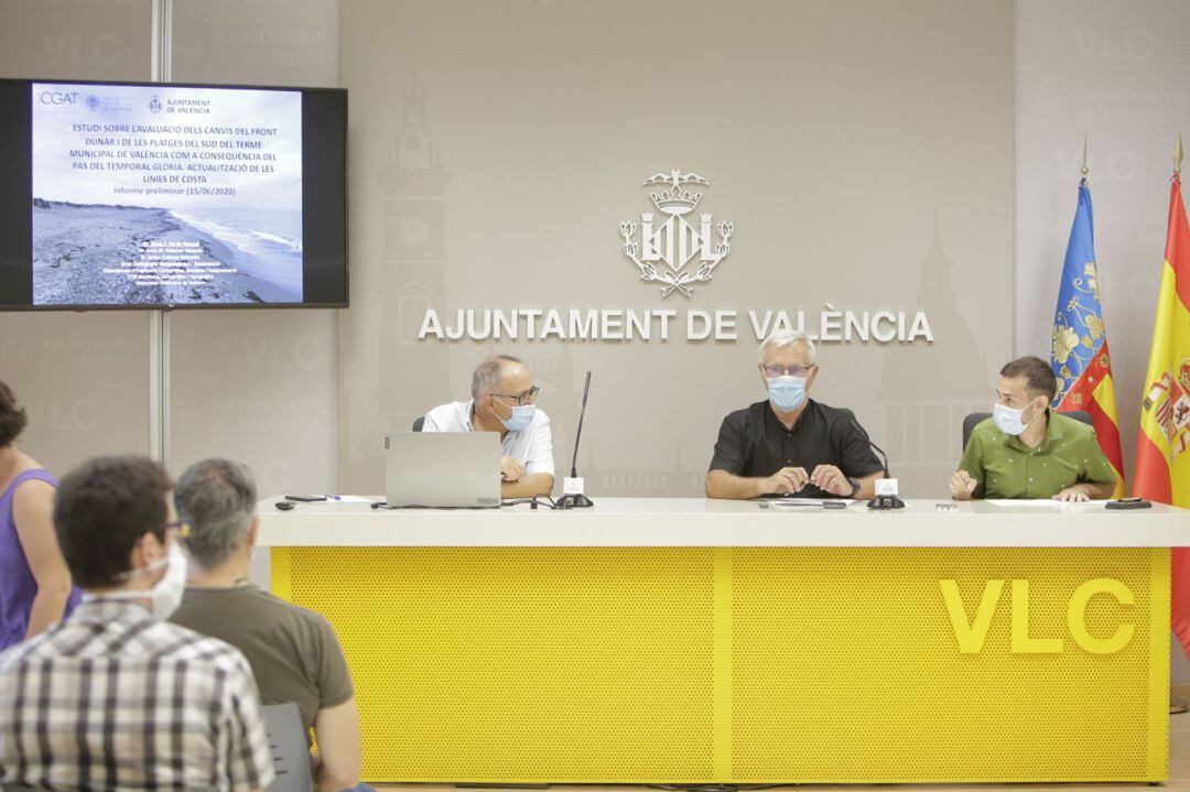 El alcalde de València, Joan Ribó, acompañado por el concejal Sergi Campillo y el profesor Josep Pardo, presentan el Estudio sobre Evalución de los cambios del frente dunar y de las playas del sur de València
