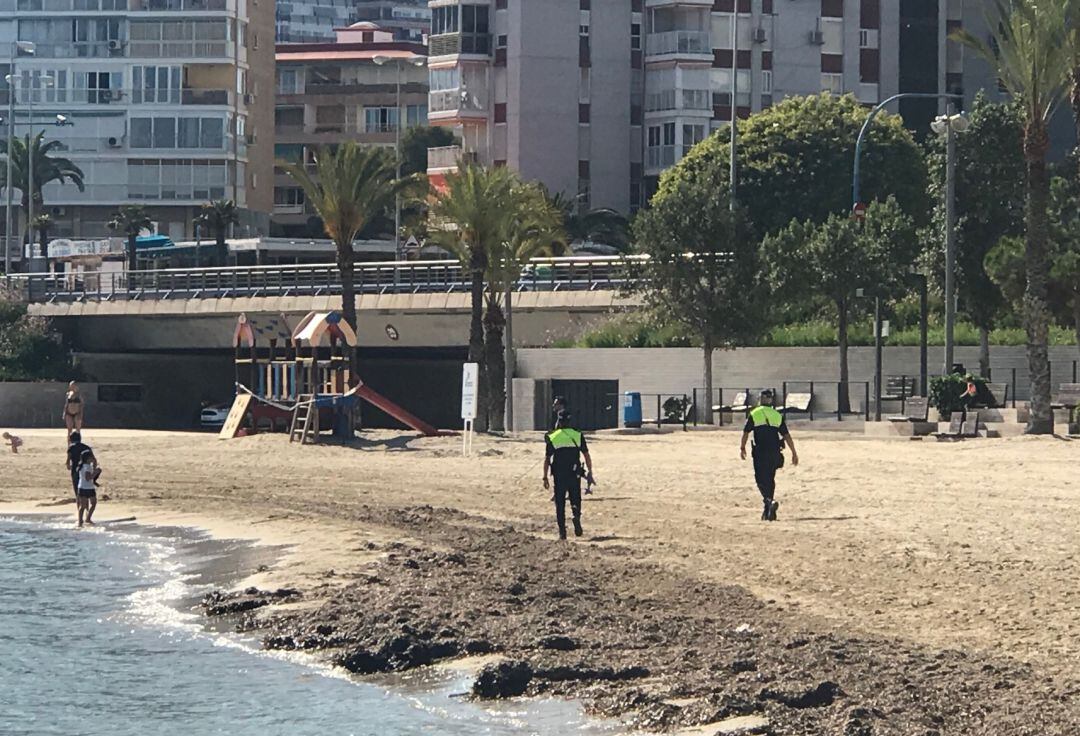 Policías controlando acceso a playas