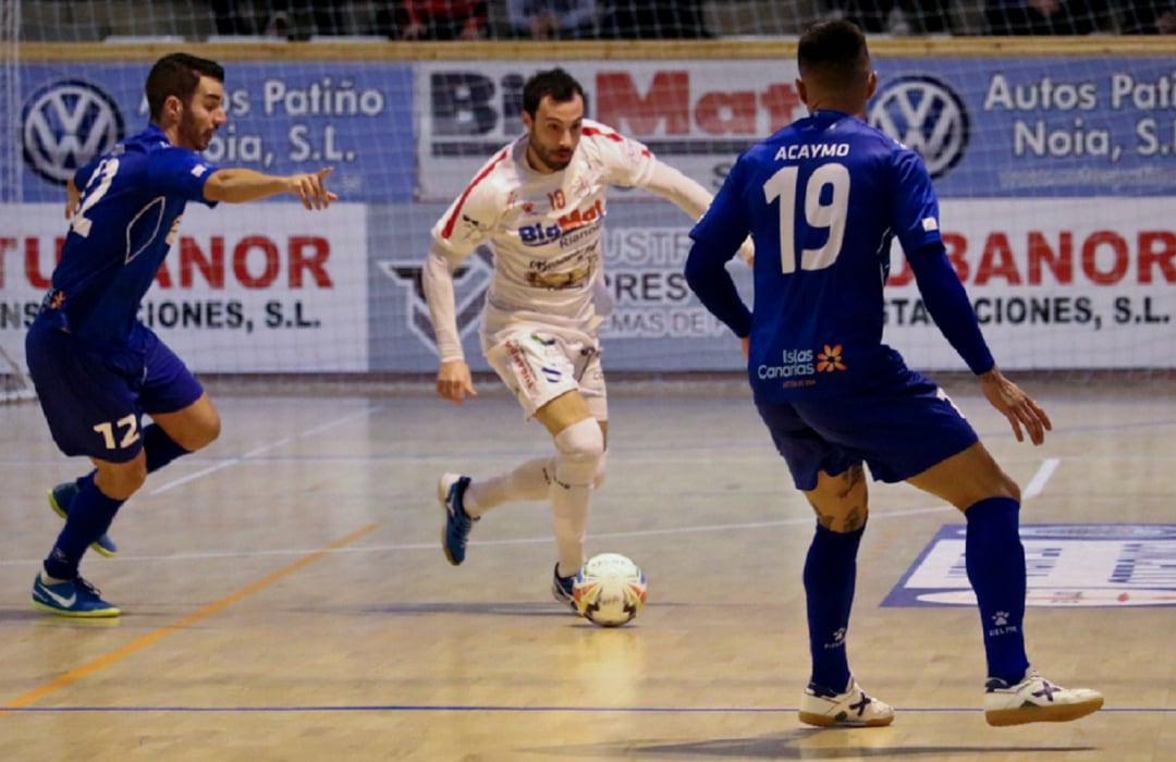 Xuxa conduce el balón en el partido ante el Dimurol Tenerife del pasado sábado