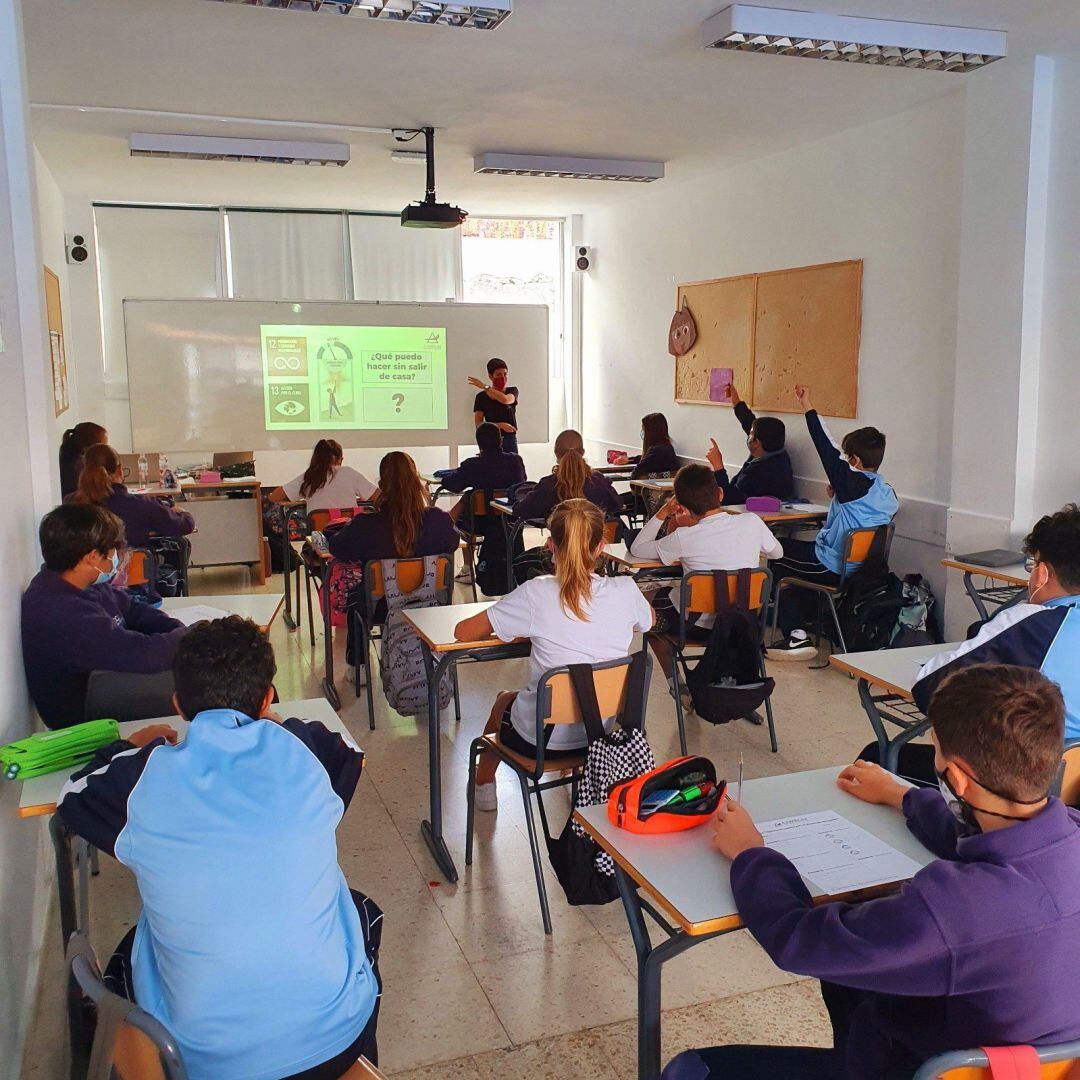Clase presencial con jóvenes