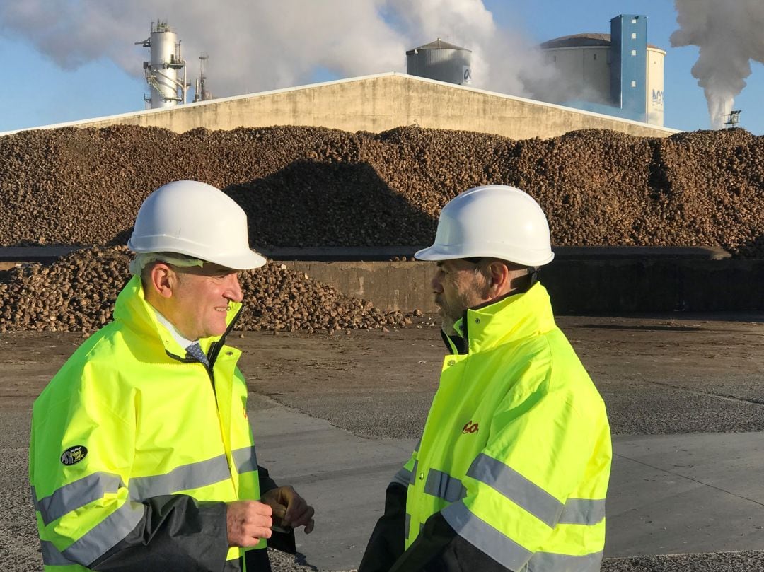 El consejero de Agricultura. Jesús Julio Carnero, ha visitado las instalaciones de ACOR