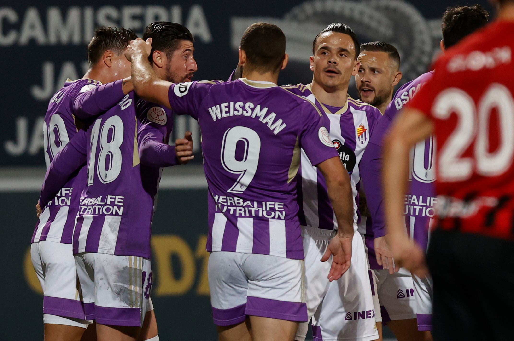 GETXO (BIZKAIA), 21/12/2022.- Los jugadores del Real Valladolid celebran el gol de Sergio Escudero (2i), primero del equipo ante el Arenas de Getxo, durante el partido de segunda ronda de la Copa del Rey de fútbol que se disputó en el estadio municipal de Gobela. EFE/Miguel Toña