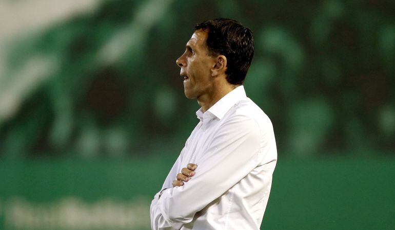 GRA250. SEVILLA.- El entrenador uruguayo del Real Betis Gustavo Poyet durante el partido de la décima jornada de Liga en Primera División que Real Betis y RCD Espanyol disputan esta tarde en el estadio Benito Villamarín, en Sevilla. EFE Julio Muñoz