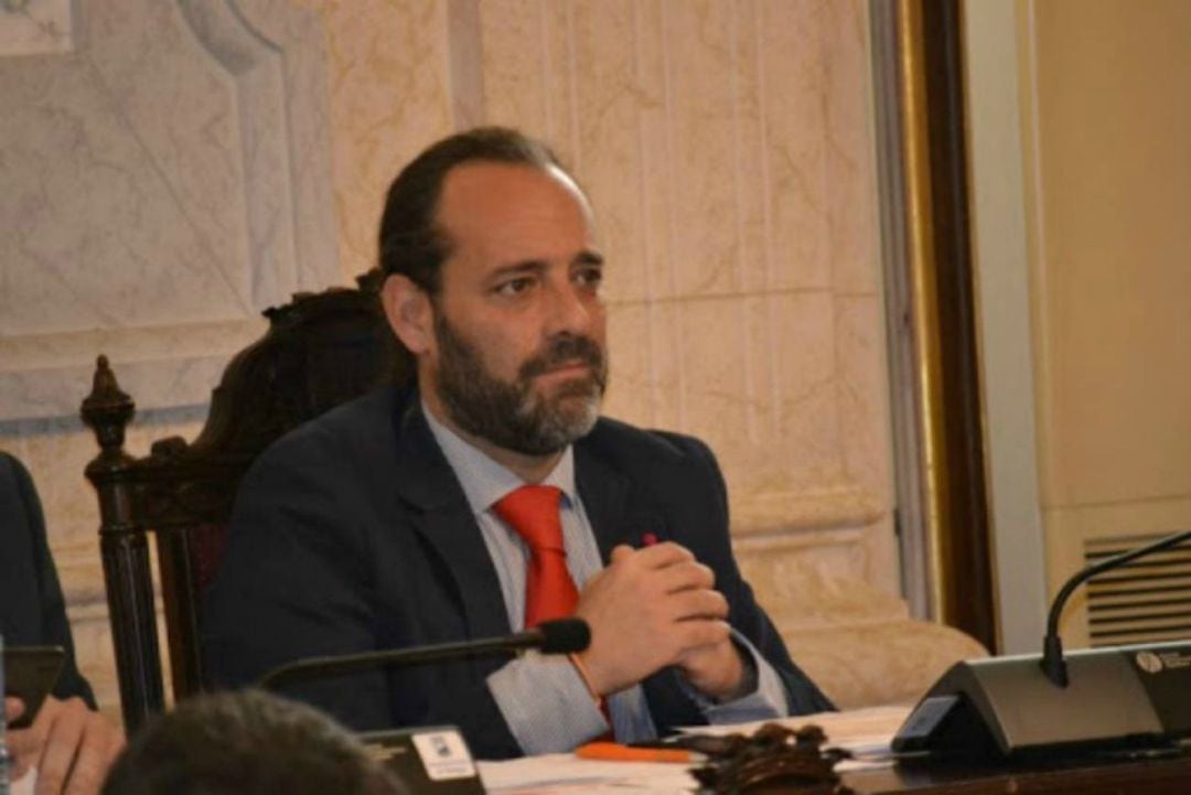 Juan Cassá, exconcejal de Ciudadanos, en el salón de plenos del ayuntamiento de Málaga. Foto de Archivo.