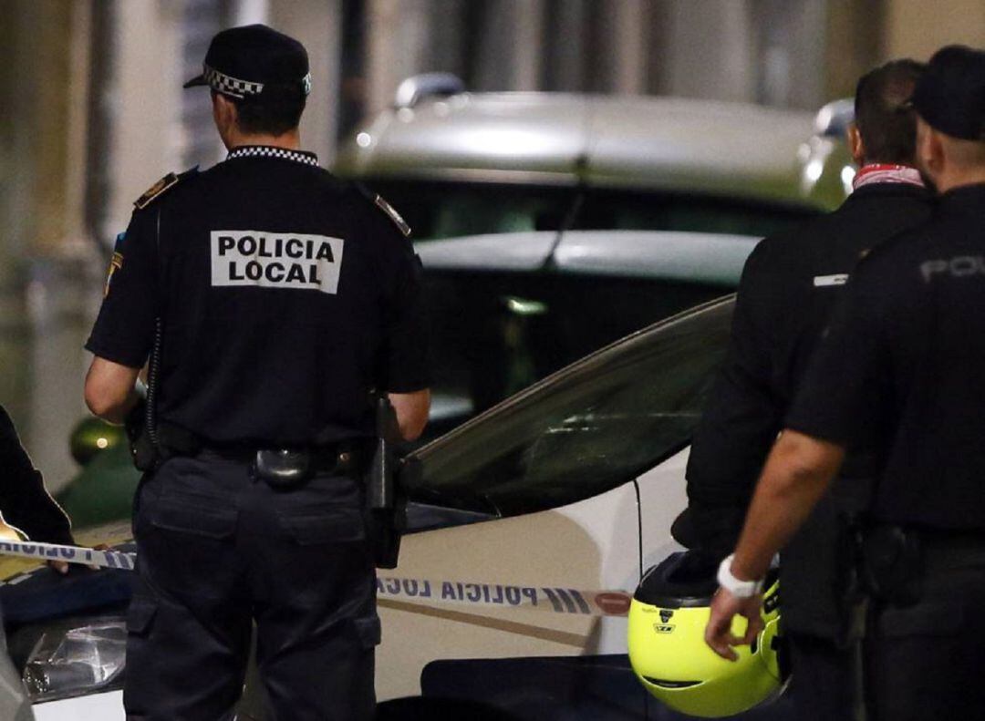 Agentes de la Policía Local de Alicante durante un servicio